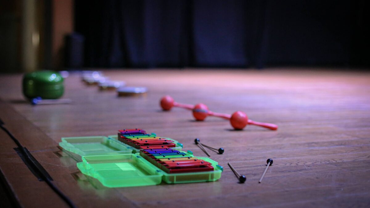 Xylophone, maracas et percussions de l'éveil musical posés sur la scène
