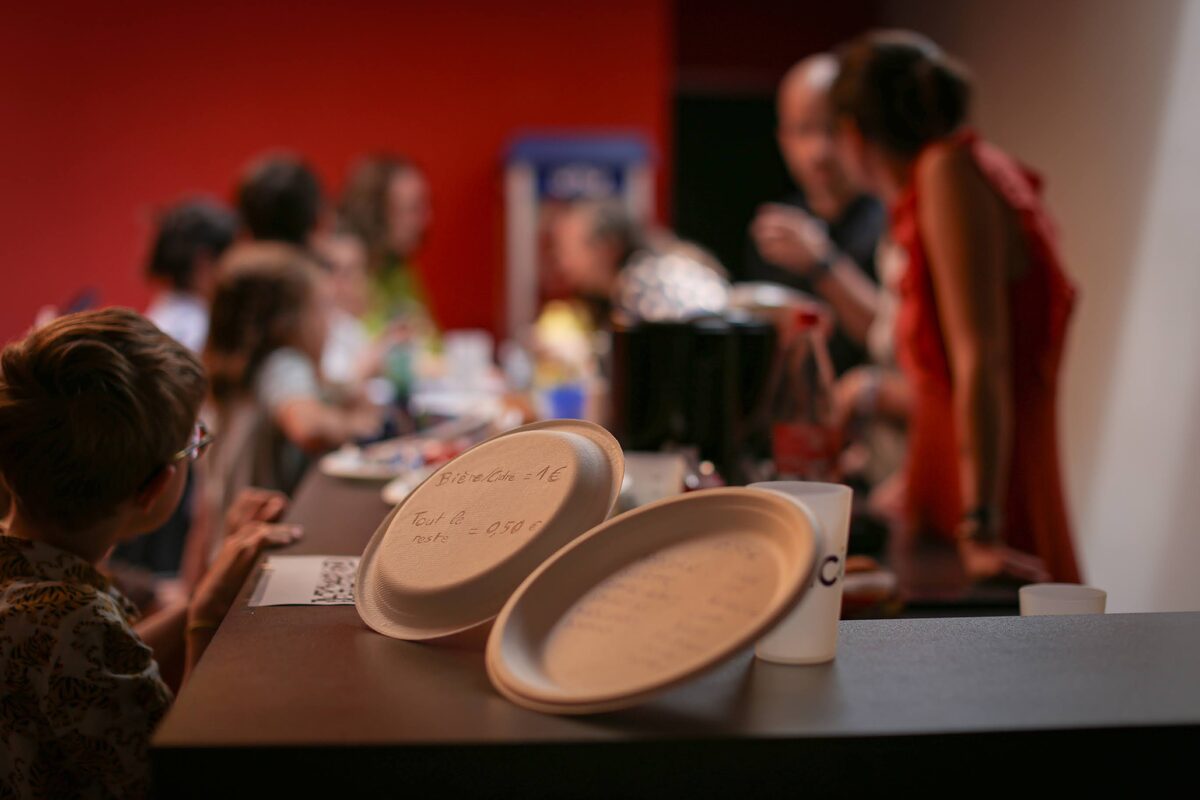 La buvette de la fête, ses assiettes en carton et ses tarifs écrits à la main