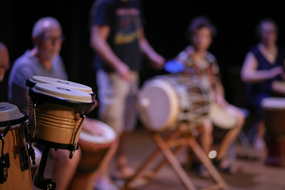 Le cercle des percussions installé sur scène, congas au premier plan