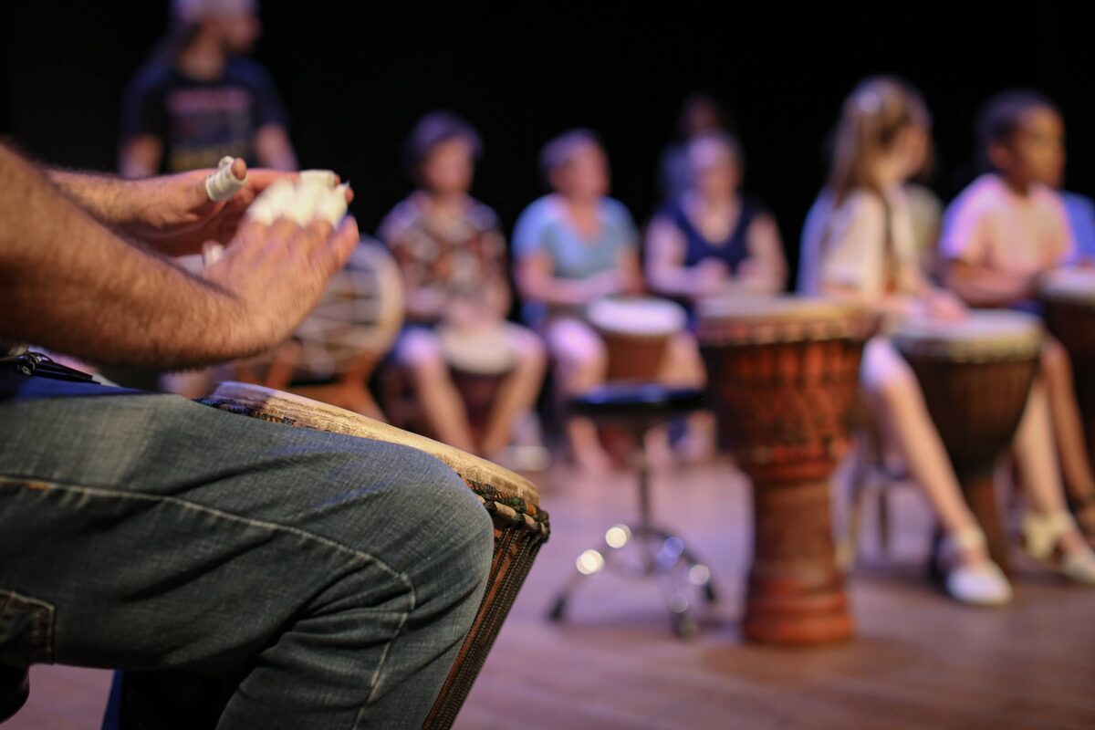 Le cercle des percussionnistes vu depuis le djembé d'un musicien