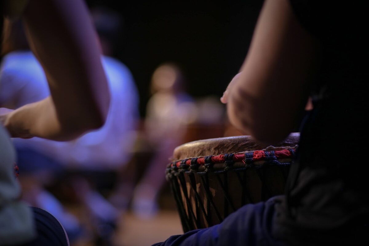Djembés en mouvement pendant le morceau
